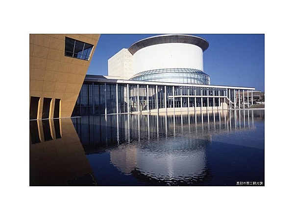 黒部市国際文化センター「コラーレ」