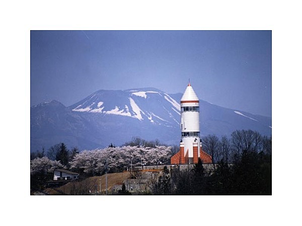 ロケット型展望台「コスモタワー」