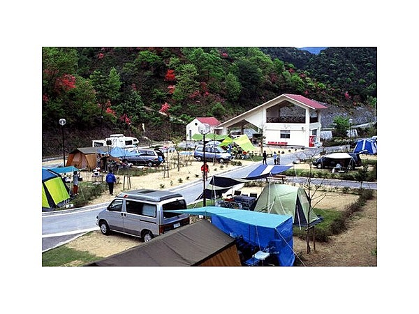 森と湖畔の公園オートキャンプ場