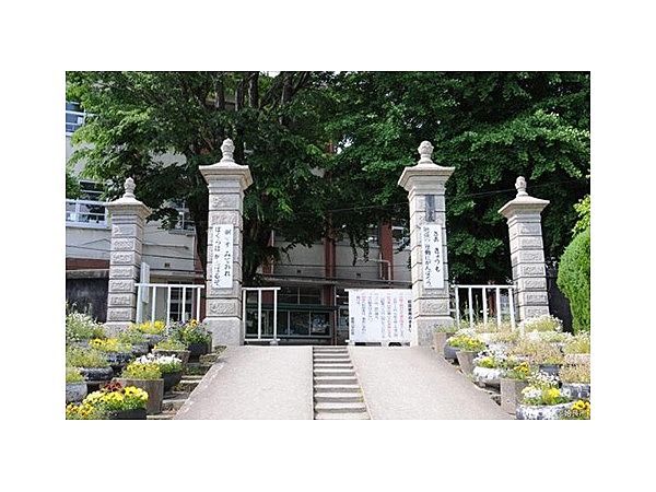 重富小学校正門（旧鹿児島県庁正門）（国登録文化財）